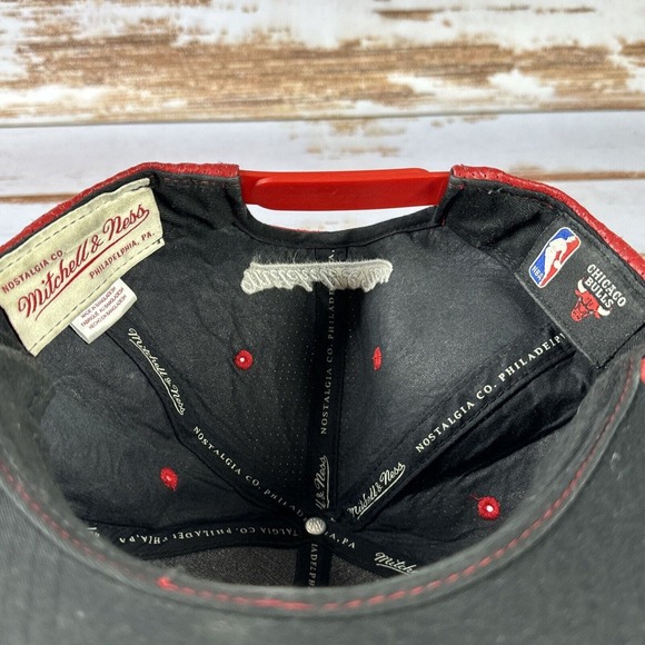Mitchell and Ness Chicago Bulls Perforated Lambskin Leather Snapback Red - Picture 6 of 7